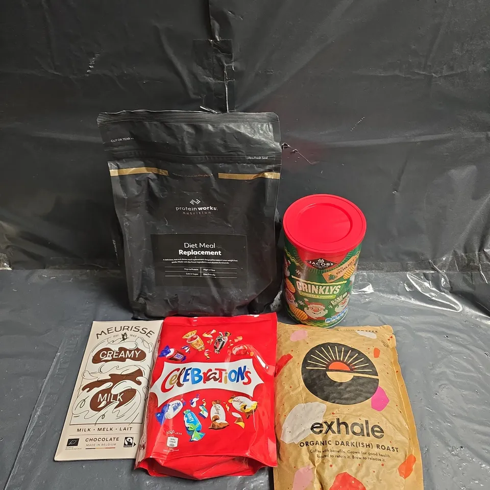 APPROXIMATELY 10 ASSORTED FOOD ITEMS TO INCLUDE - CHOCOLATES, CRISPS AND COFFEE'S