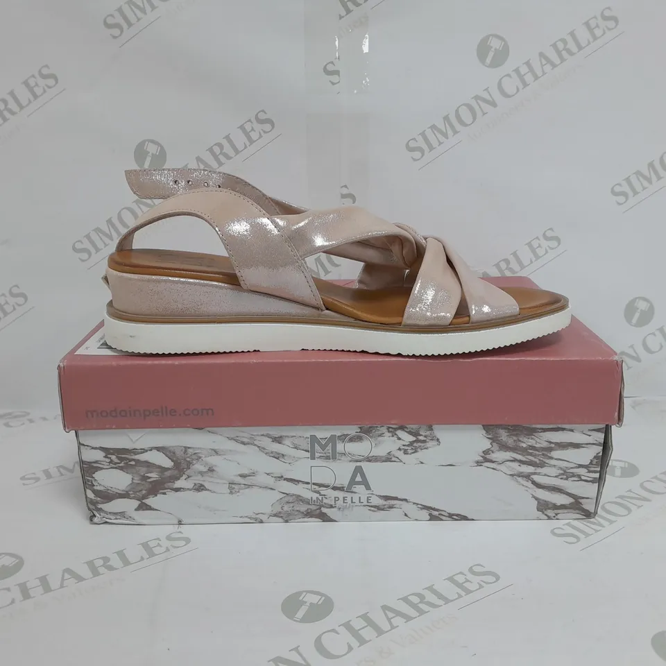 BOXED PAIR OF MODA IN PELLE OLANNA SANDALS IN ROSE GOLD METALLIC SIZE 7