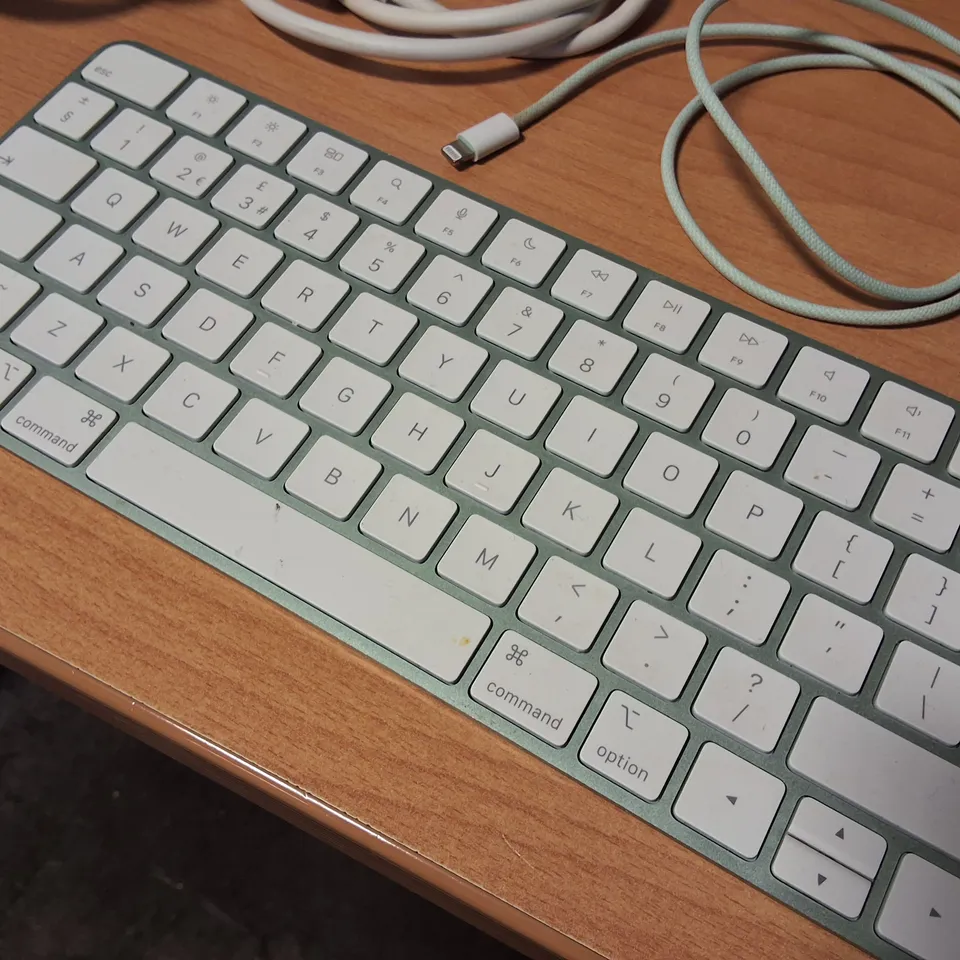 LOT OF APPLE IMAC PERIPHERALS INCLUDES 143W IMAC POWERS ADAPTER, KEYBOARD AND LIGHTENING CABLE