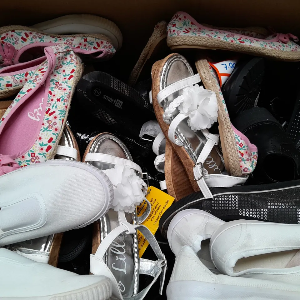 BOX OF APPROX 32 ASSORTED KIDS SHOES IN VARIOUS SIZES & COLOURS 