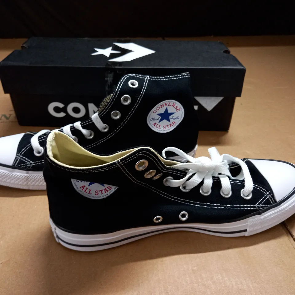 BOXED PAIR OF CONVERSE ALL STAR HI TRAINERS - UK M 7 / W 9