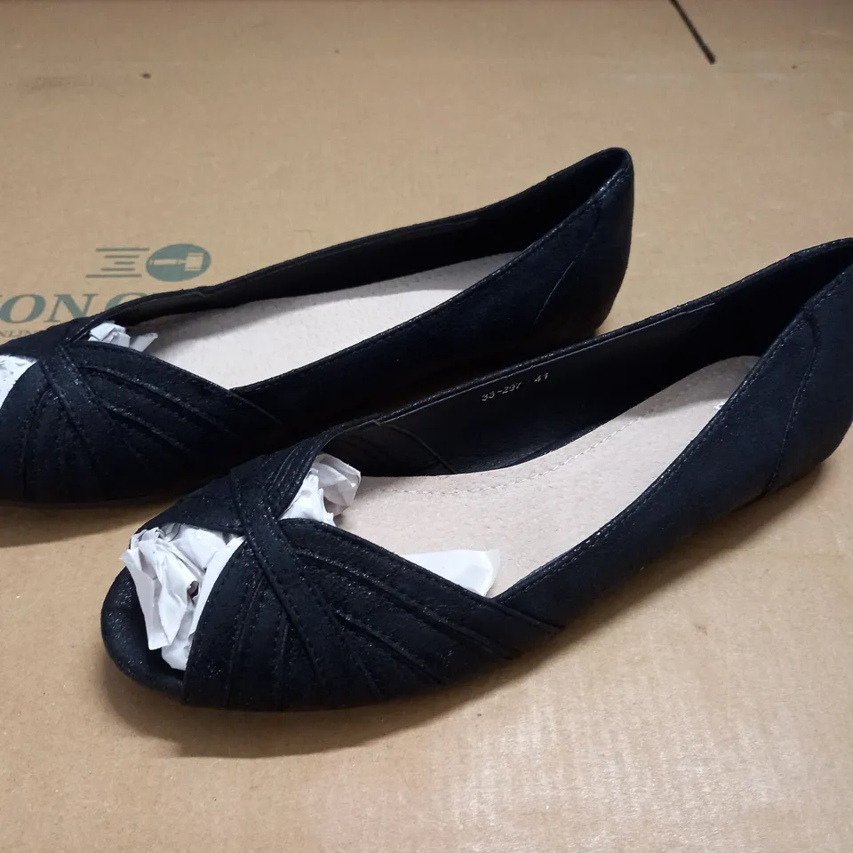 PAIR OF BLACK OPEN TOED SHOES - 41