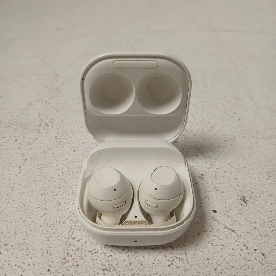 SAMSUNG WIRELESS EARBUDS WITH CHARGING CASE – WHITE