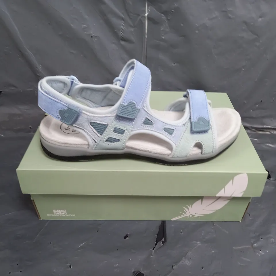 BOXED PAIR OF WOMENS FREE SPIRIT BLUE SUEDE SANDALS SIZE 7