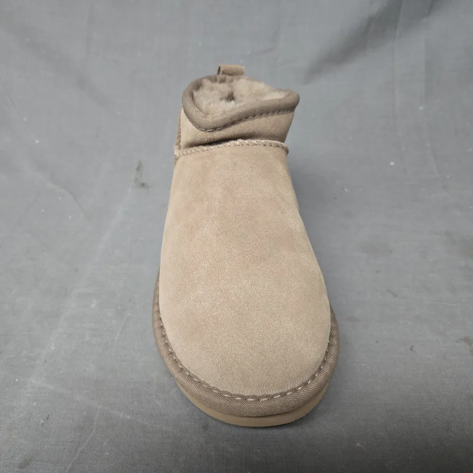 PAIR OF UGG WOMEN'S CLASSIC ULTRA MINI SHOES IN TAUPE UK SIZE 4