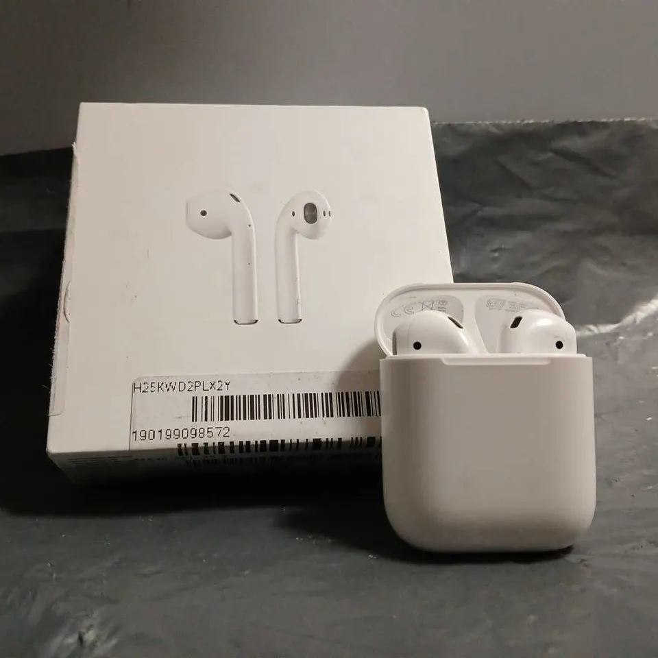  BOXED APPLE AIRPODS 1ST GENERATION IN WHITE A1602