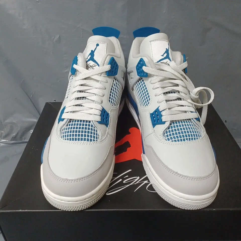 BOXED PAIR OF NIKE AIR JORDAN 4 RETRO IN WHITE/BLUE - UK 10