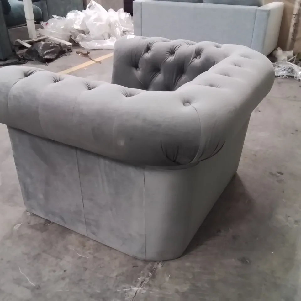 QUALITY DESIGNER GREY FABRIC UPHOLSTERED BUTTON BACK CRUSHED VELVET ARM CHAIR