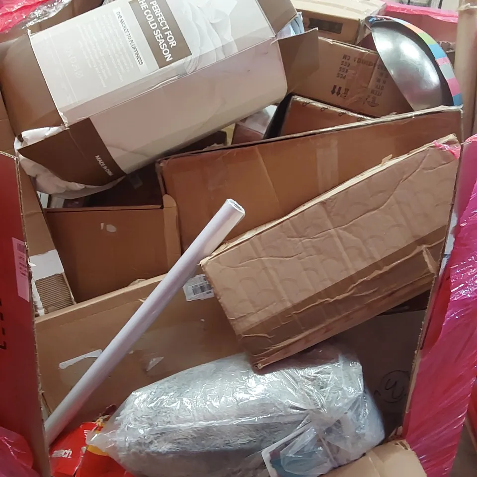 PALLET OF ASSORTED HOUSEHOLD GOODS AND PRODUCTS TO INCLUDE; BABY GATE, TV STAND, BOXED FURNITURE ETC 