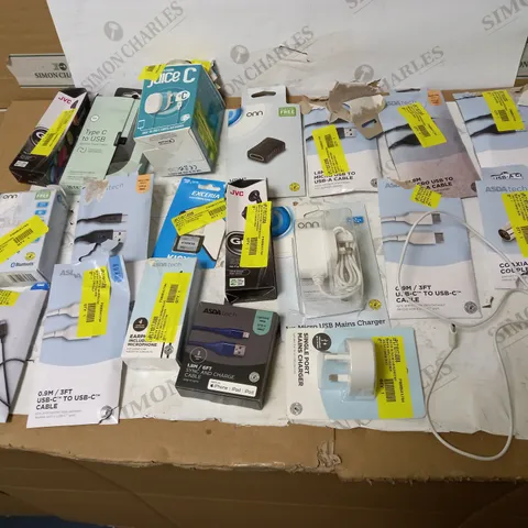 LOT OF APPROX. 20 ASSORTED TECH ITEMS TO INCLUDE SD CARD, CHARGING CABLES, EARPHONES ETC