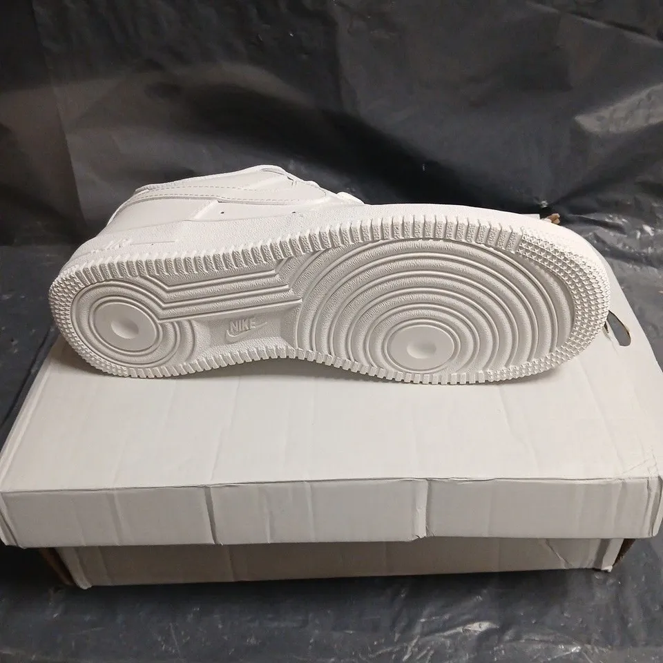 NIKE AIR FORCE 1 LOW WHITE SNEAKERS 7.5