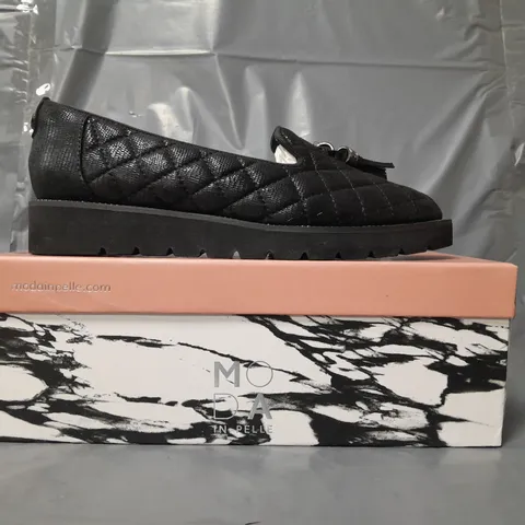 BOXED PAIR OF MODA IN PELLE QUILTED LOAFERS W. TASSEL IN BLACK SIZE 6