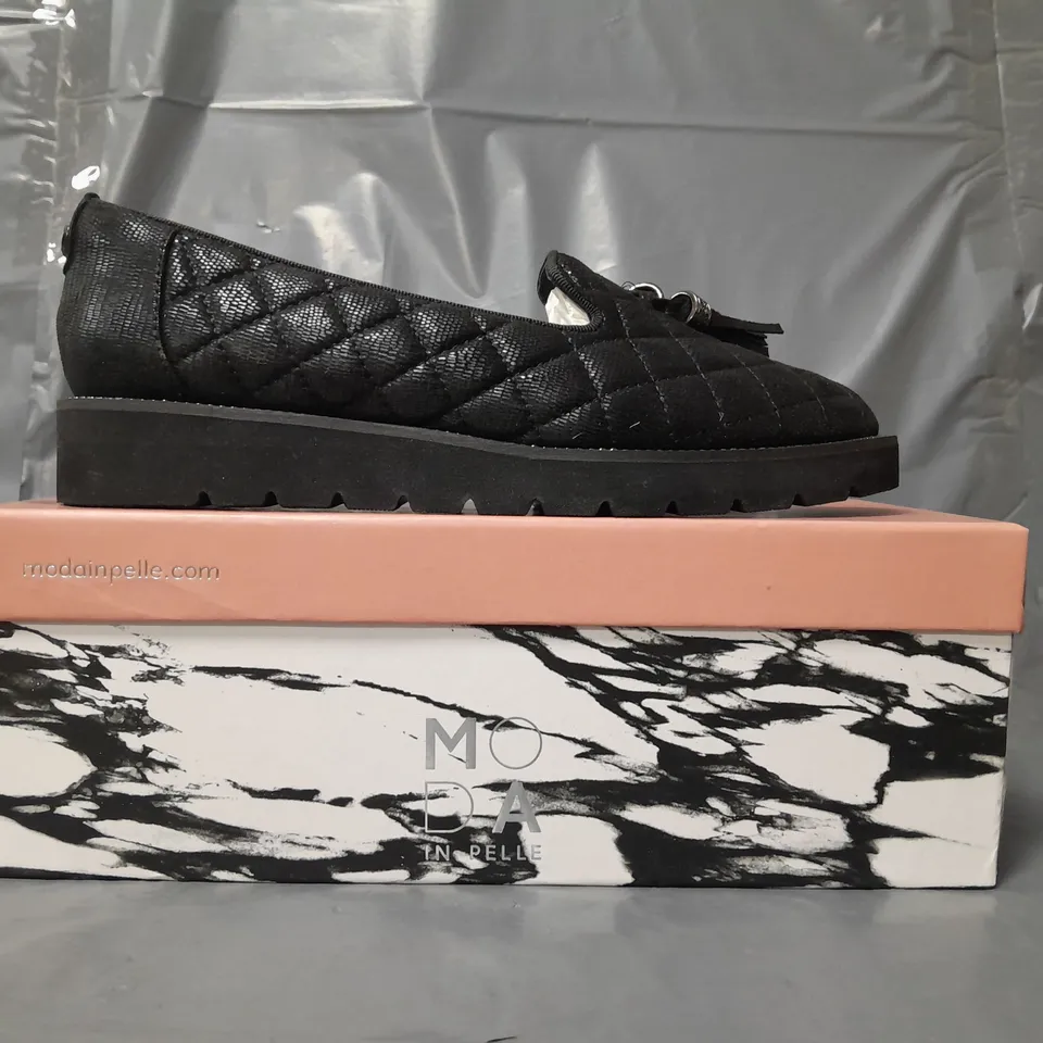 BOXED PAIR OF MODA IN PELLE QUILTED LOAFERS W. TASSEL IN BLACK SIZE 6