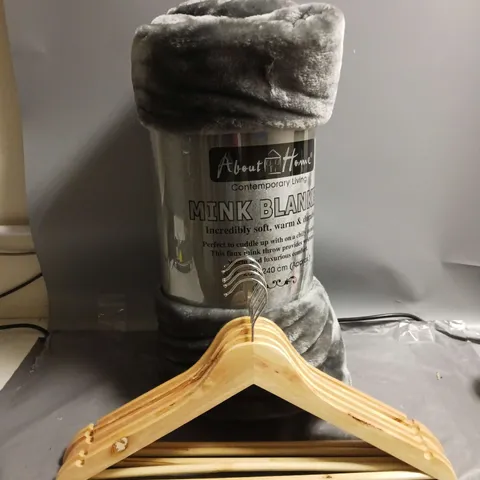 LOT OF 2 ASSORTED HOUSEHOLD ITEMS TO INCLUDE 40 WOODEN COAT HANGERS AND ABOUT HOME MINK BLANKET IN GREY (200 X 240CM).
