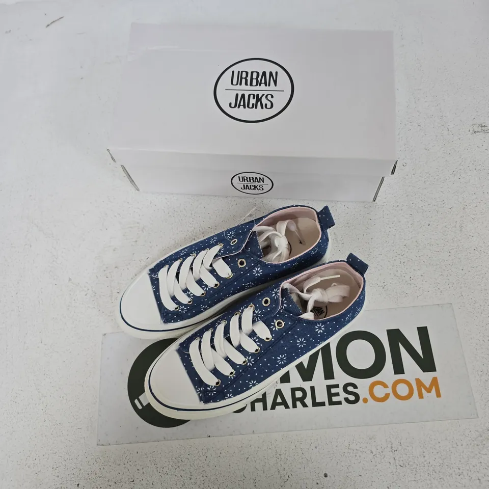 UK 4 URBAN JACKS DAISIE DENIM/WHITE SNEAKERS
