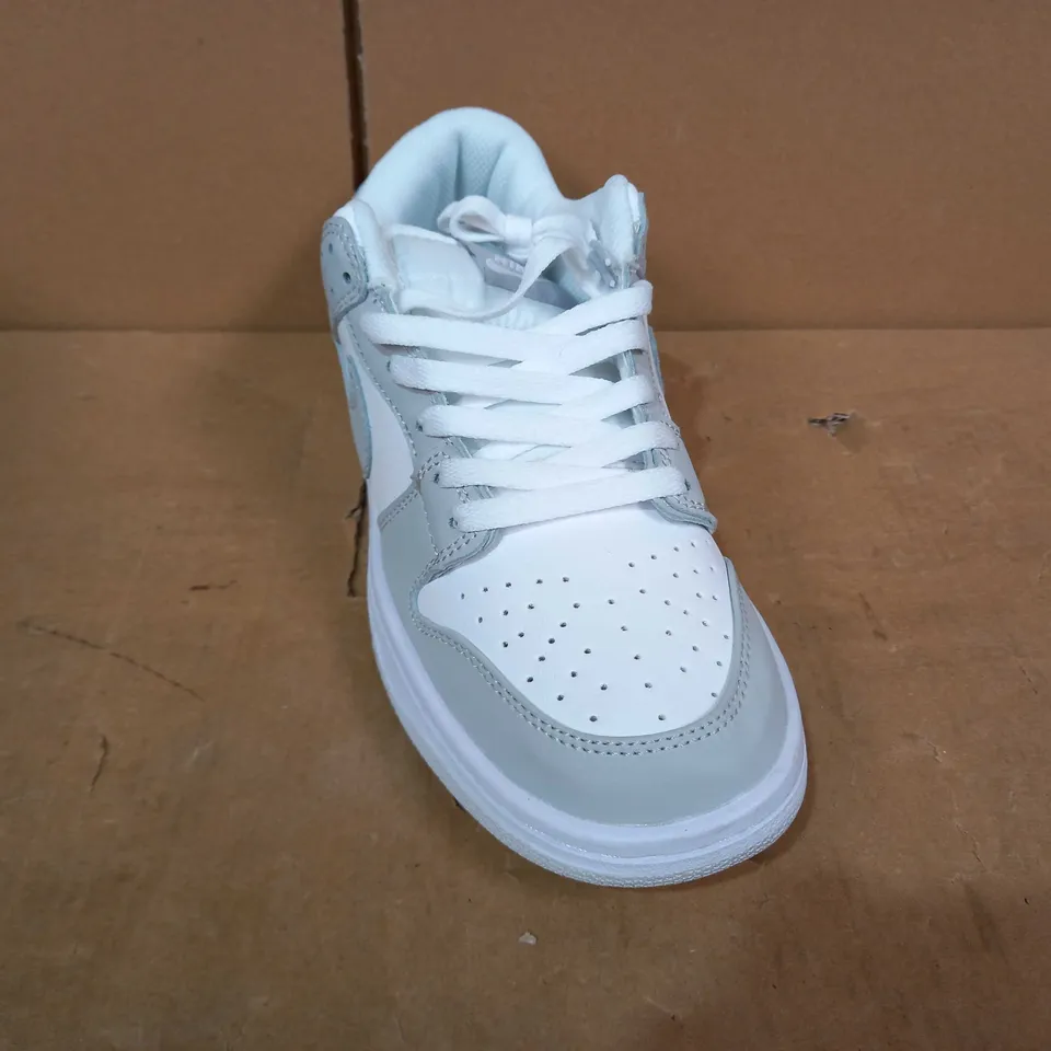 PAIR OF DESIGNER SHOES IN THE STYLE OF NIKE IN WHITE/GREY UK SIZE 7