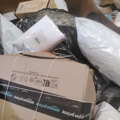 PALLET CONTAINING A LARGE QUANTITY OF PILLOWS, SIMILAR ITEMS ETC