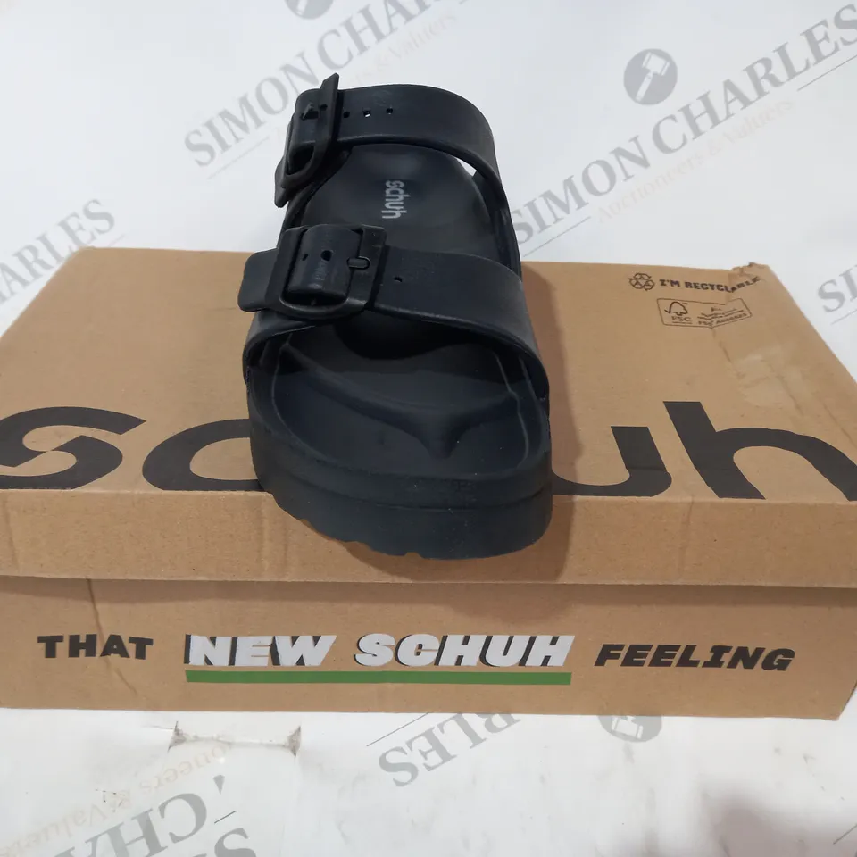 BOXED PAIR OF SCHUH TIARA FLATFORM OPEN TOE SANDALS IN BLACK UK SIZE 6