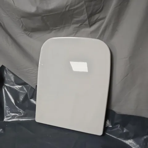 BOXED BLUMFELDT SOFT CLOSE TOILET SEAT 