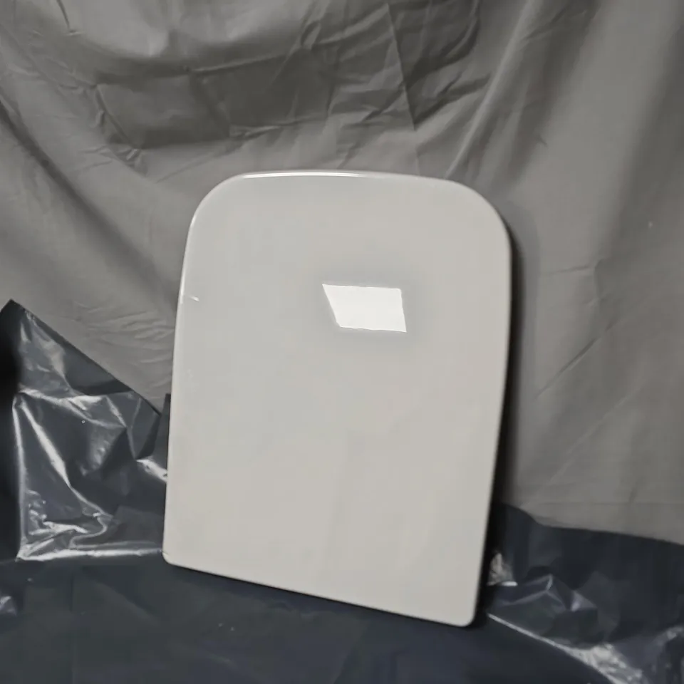 BOXED BLUMFELDT SOFT CLOSE TOILET SEAT 