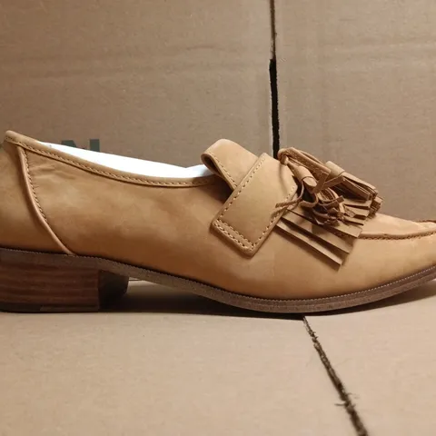BOXED PAIR OF KAREN MILLEN LOAFERS IN TAN SIZE EU 41