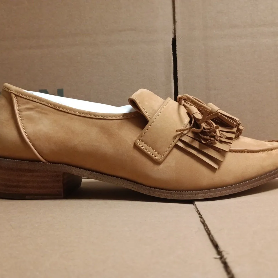 BOXED PAIR OF KAREN MILLEN LOAFERS IN TAN SIZE EU 41