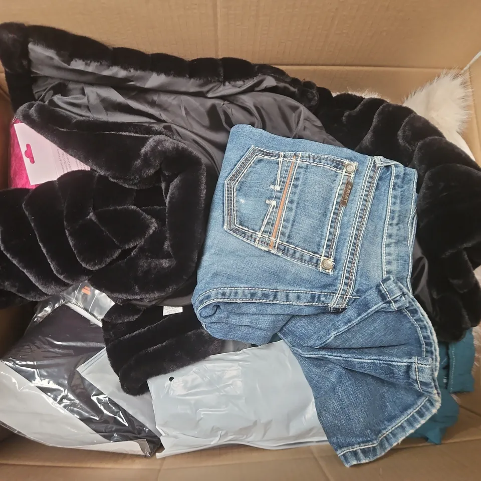 APPROXIMATELY 30 ASSORTED CLOTHING ITEMS IN VARIOUS SIZES, STYLES & COLOURS TO INCLUDE BRANDS SUCH AS ARIRAT, CONTURVE, H&M, ETC - COLLECTION ONLY