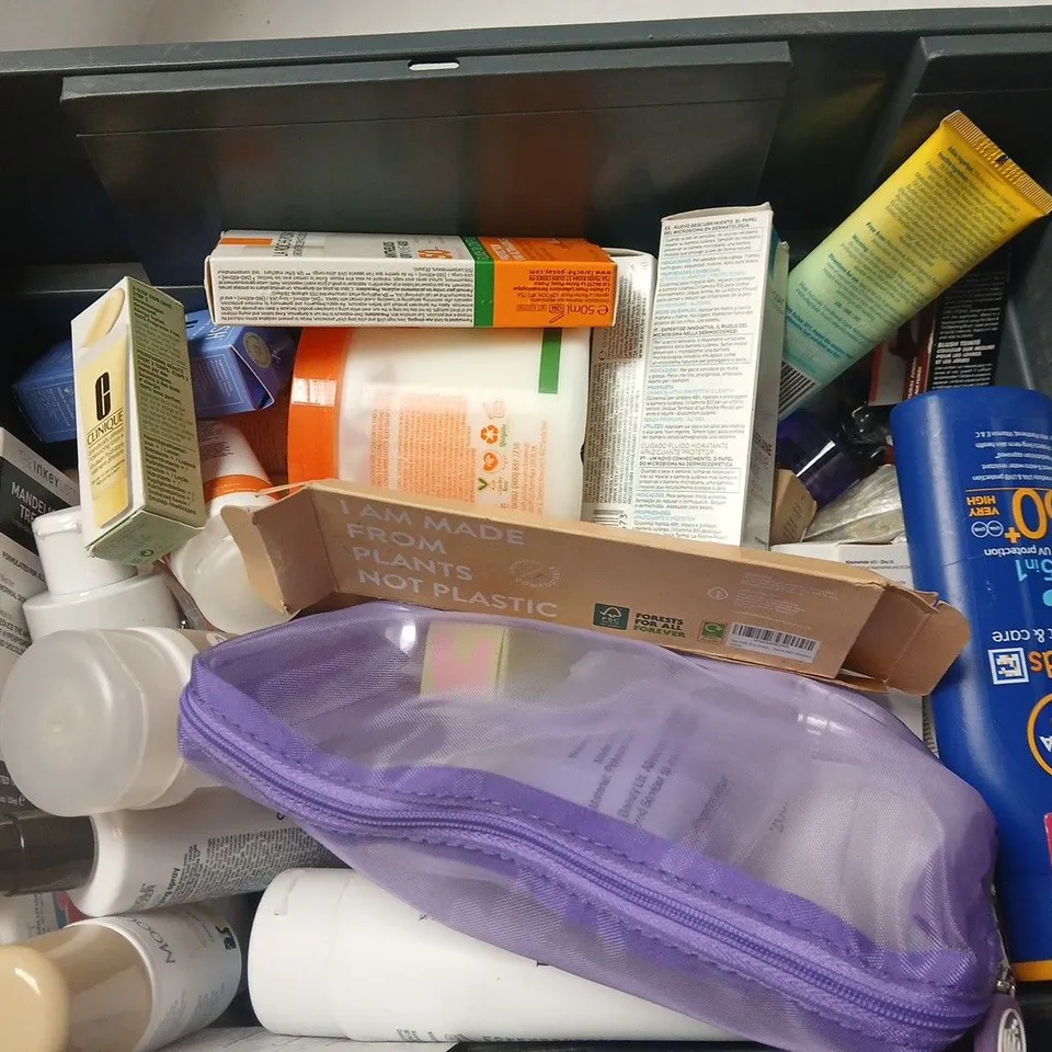 APPROXIMATELY 20 ASSORTED HEALTH & BEAUTY PRODUCTS TO INCLUDE DR SQUATCH, THE ORDINARY BLEMISH FORMULA, LA ROCHE-POSAY SENSITIVE FLUIDE, ETC - COLLECTION ONLY