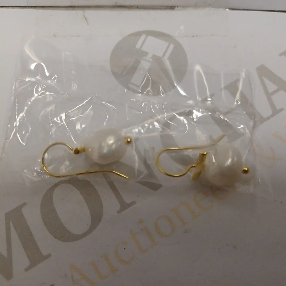 OLIVER BONAS GOLD EFFECT STUD EARRINGS WITH MOTHER OF PEARL EFFECT DETAIL