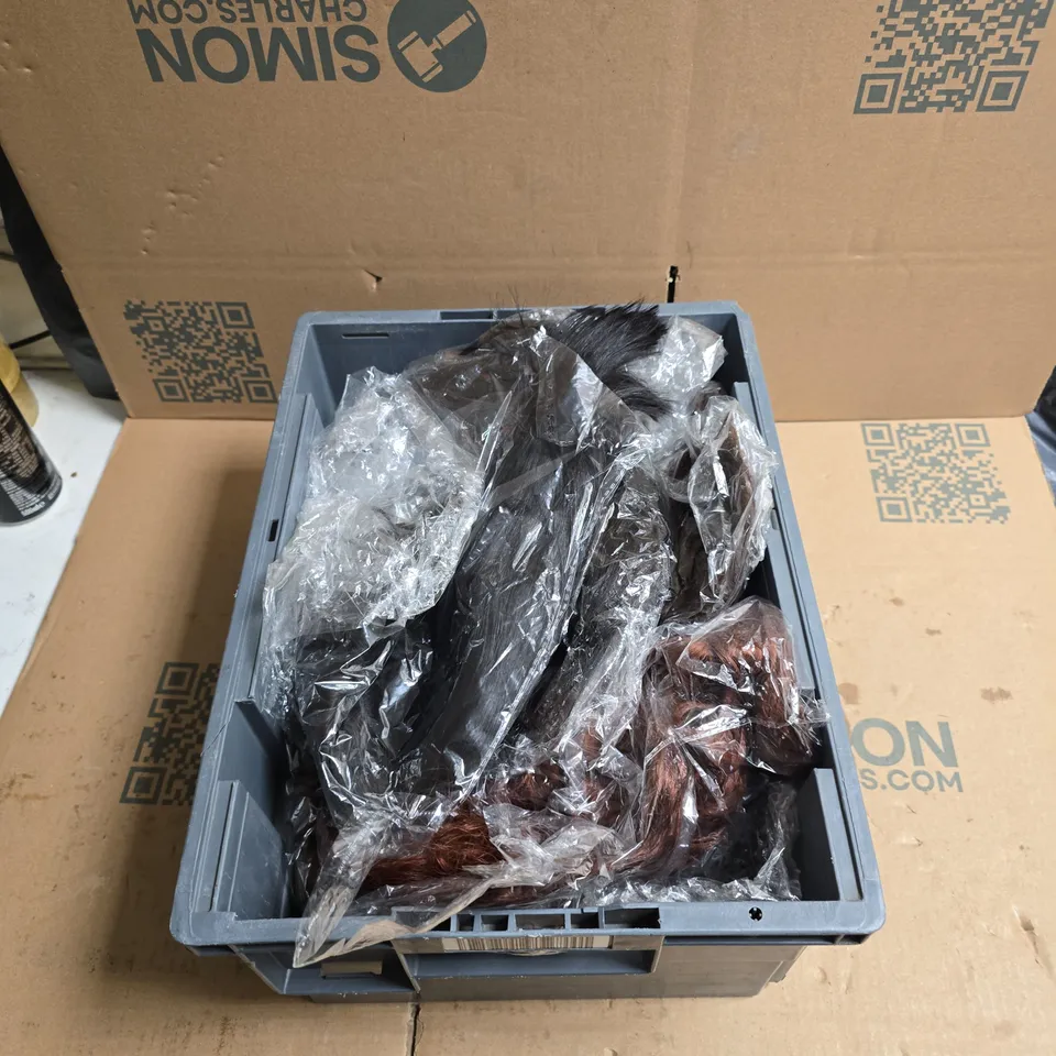 TOTE OF 8 ASSORTED FAKE HAIR 