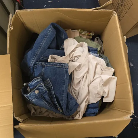 BOX OF APPROXIMATELY 20 ASSORTED CLOTHING ITEMS TO INCLUDE: DANNI MINOUGE JEANS