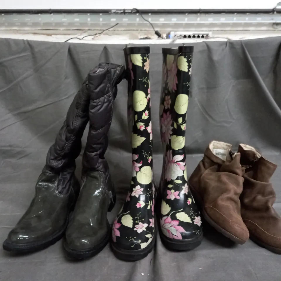 APPROXIMATELY 10 PAIRS OF ASSORTED KIDS SHOES IN VARIOUS STYLES AND SIZES 