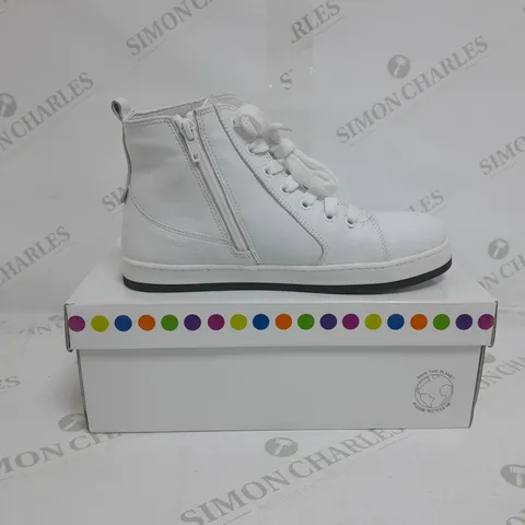 BOXED PAIR OF ADESSO LEATHER HIGH TOP TRAINER BOOTS IN WHITE SIZE 4