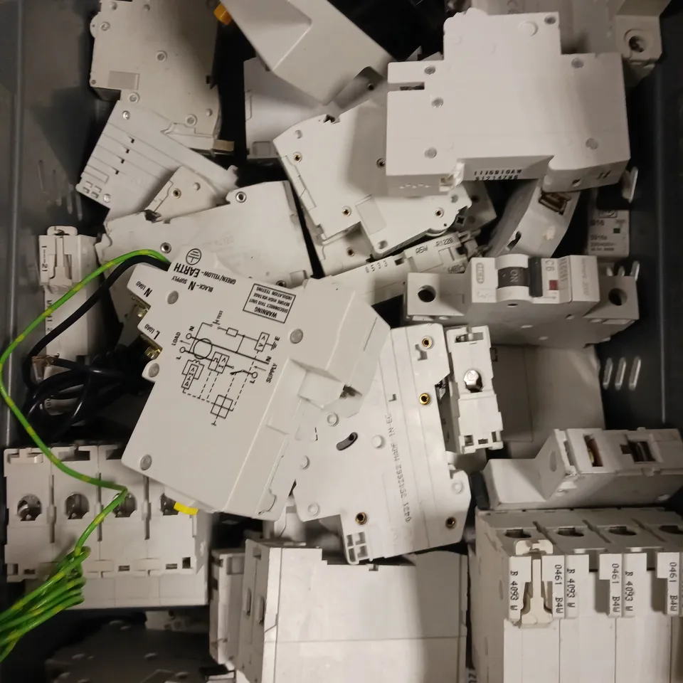 APPROXIMATELY 30 ASSORTED BREAKER SWITCHES - COLLECTION ONLY 