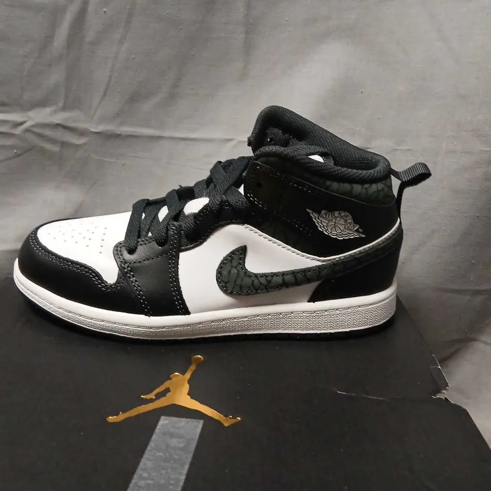 AIR JORDAN 1 MID SE PRESCHOOL – BLACK/WHITE (2Y) UK 1.5 