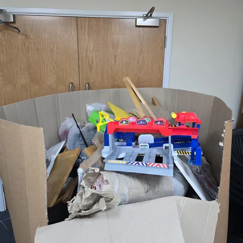 PALLET CONTAINING A LARGE AMOUNT OF ASSORTED HOUSEHOLD ITEMS TO INCLUDE CHILDRENS TOY, DURAFILES ETC