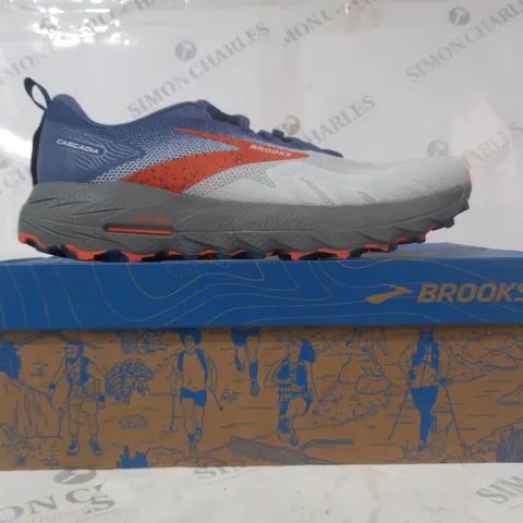 BOXED PAIR OF BROOKS CASCADIA MOUNTAIN TRAIL SHOES IN BLUE/WHITE/ORANGE UK SIZE 11