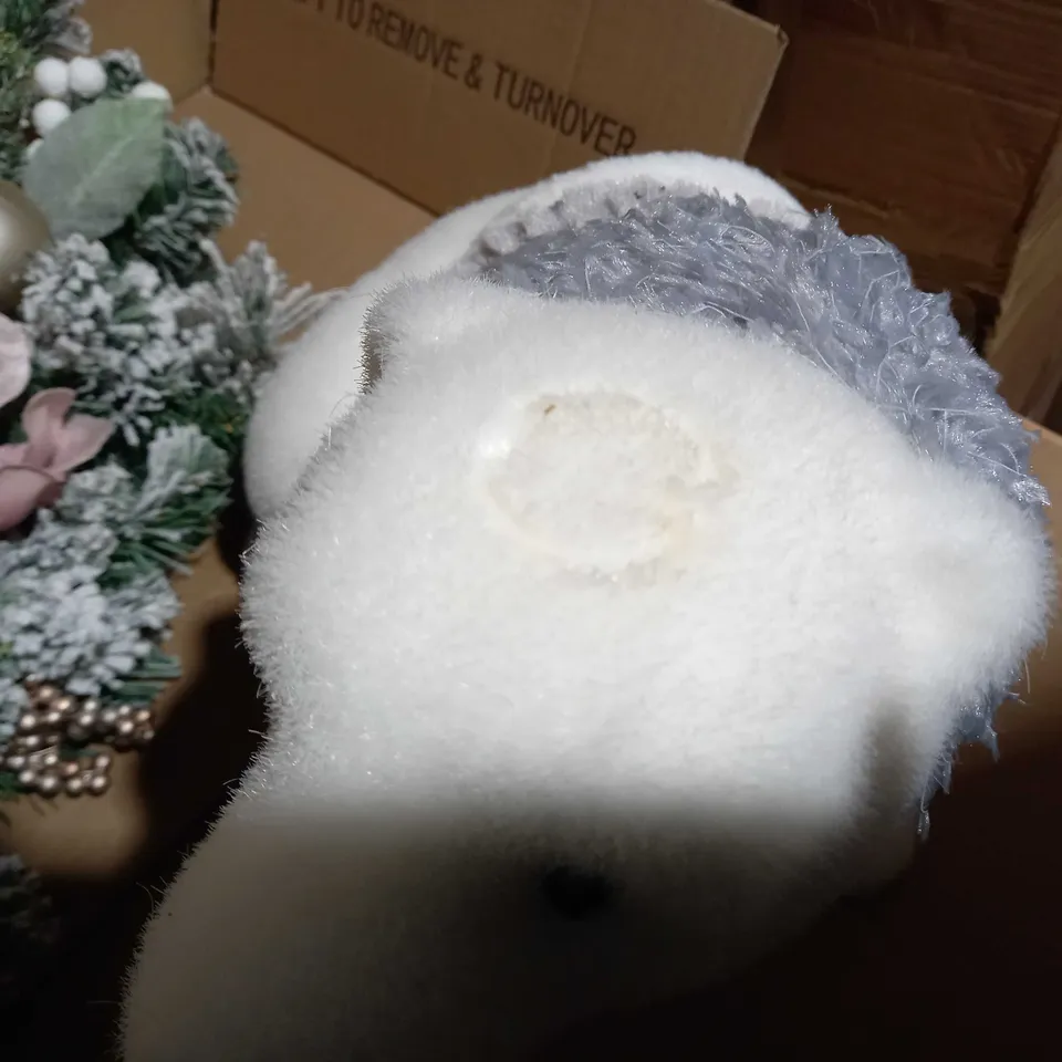 POLAR BEAR ROOM DECORATION + FROSTED ROSE GARLAND