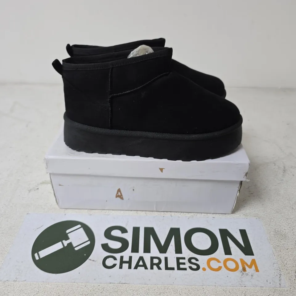 BOXED PAIR OF SHOES BY EMMA COLLEEN SHOES IN BLACK - UK 7