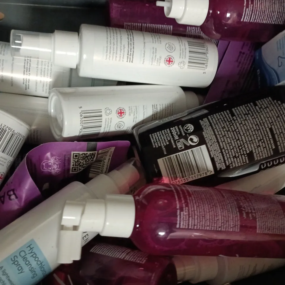 APPROXIMATELY 20 ASSORTED COSMETIC ITEMS TO INCLUDE LYNX, DUDUSTRONG, ETC - COLLECTION ONLY