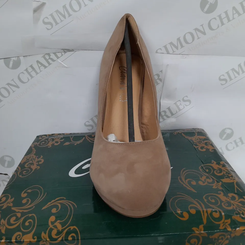 CLARAS CLOSED TOE THIN BLOCK HEELS IN CAMEL - SIZE 40