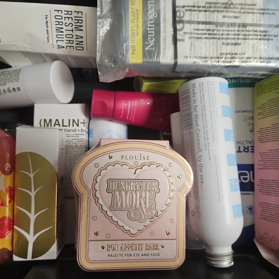 APPROXIMATELY 10 ASSORTED COSMETIC ITEMS TO INCLUDE MOLTON BROWN, MARROCO, L'ORÉAL, ETC - COLLECTION ONLY