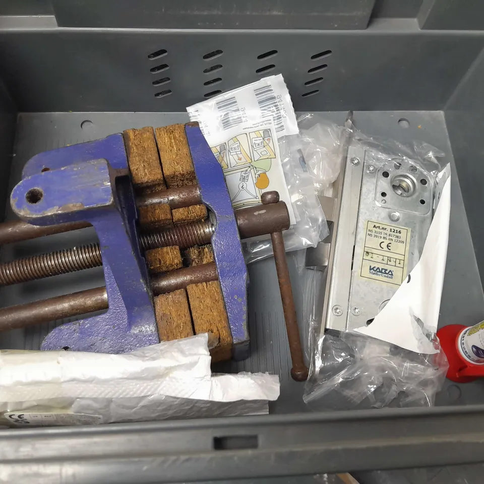 BOX OF APPROXIMATELY 8 ASSORTED ITEMS TO INCLUDE - WAHL EZ-NAIL , CARP RIG , COMMAND DAMAGE FREE HANGING ETC