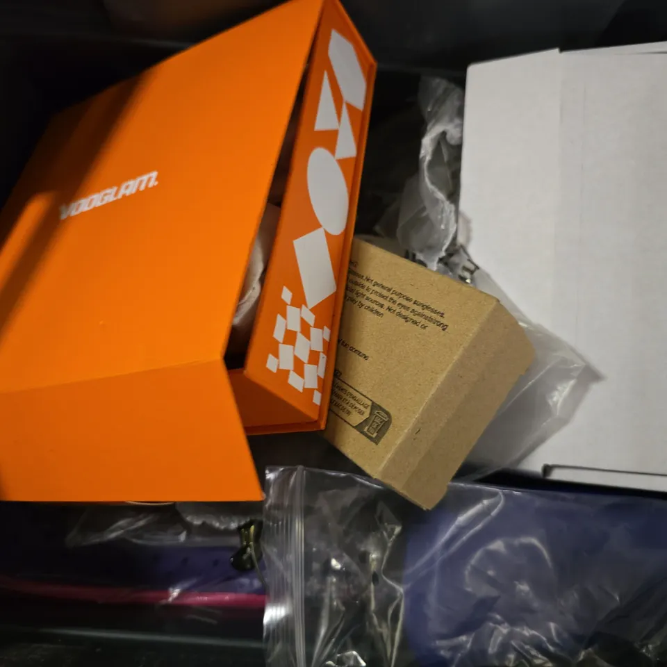 APPROXIMATELY 15 ASSORTED VISION CARE ITEMS TO INCLUDE - SUNGLASSES , CARRY CASES , EYEWEAR 