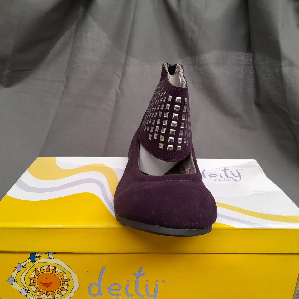 BOX OF APPROX 16 DEITY JUNIOR PURPLE OPEN TOP SHOES IN VARIOUS SIZES