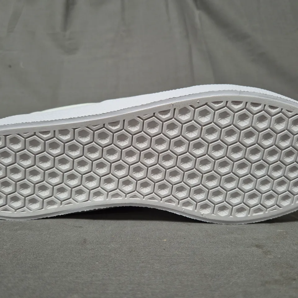 BOXED PAIR OF ADIDAS 3MC SLIP-ON SHOES IN WHITE UK SIZE 9.5