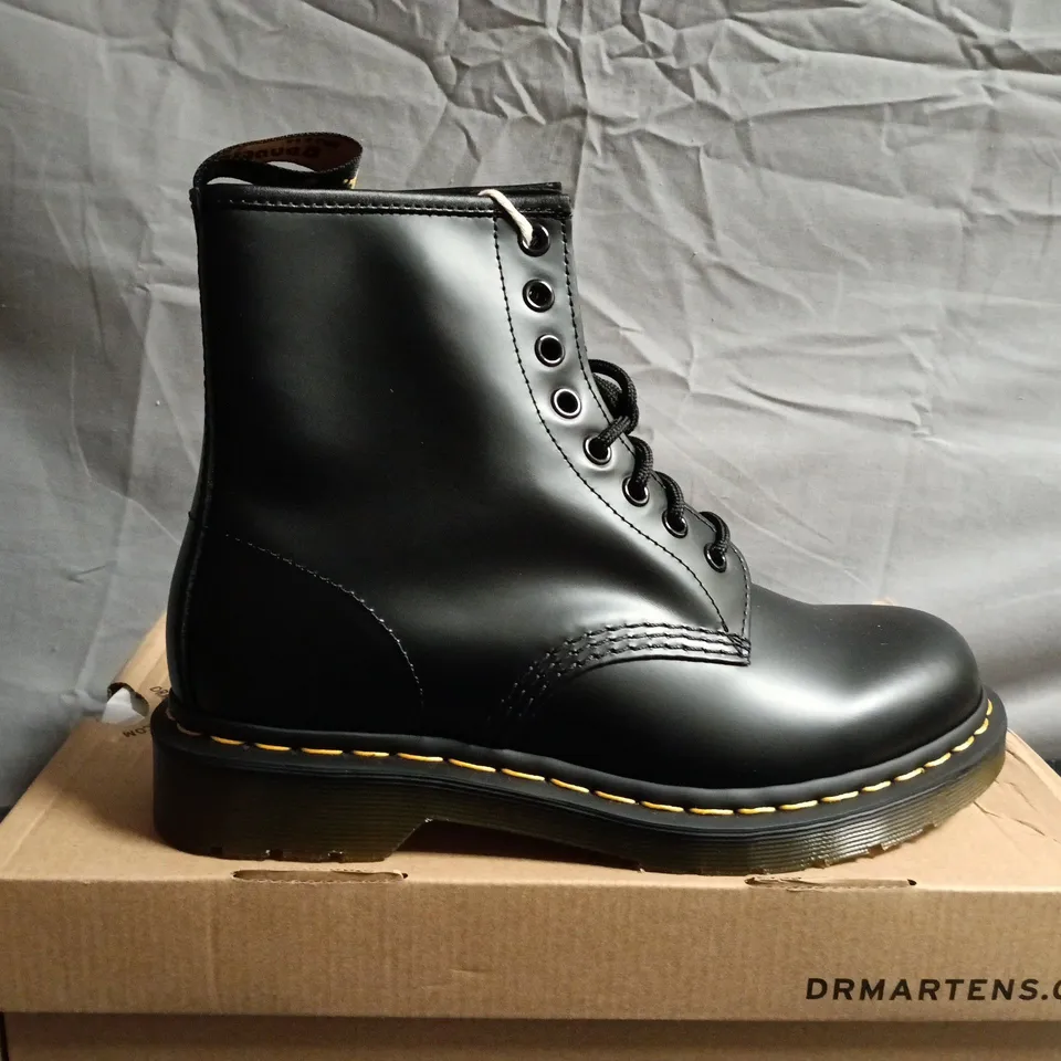 BOXED PAIR OF DR. MARTENS BLACK LEATHER BOOTS – UK SIZE 6