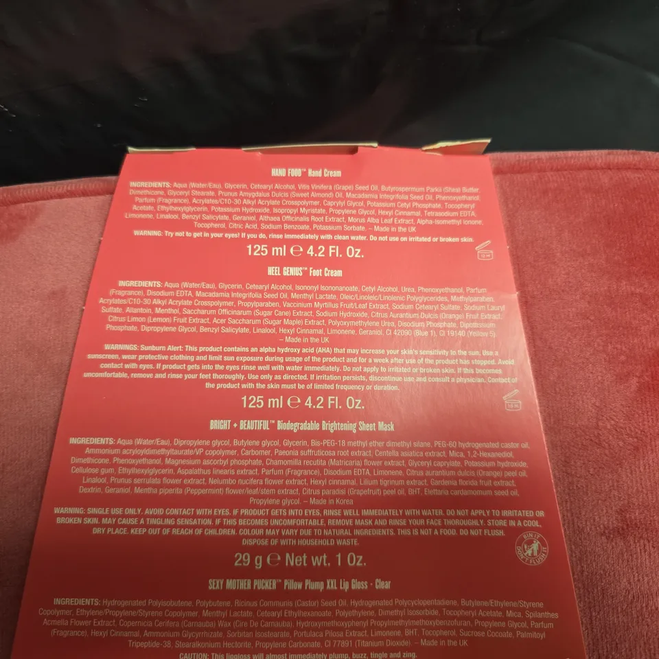 SOAP & GLORY THE GLAM-PACKED SHOWSTOPPER GIFT SET IN PINK CARRY BAG