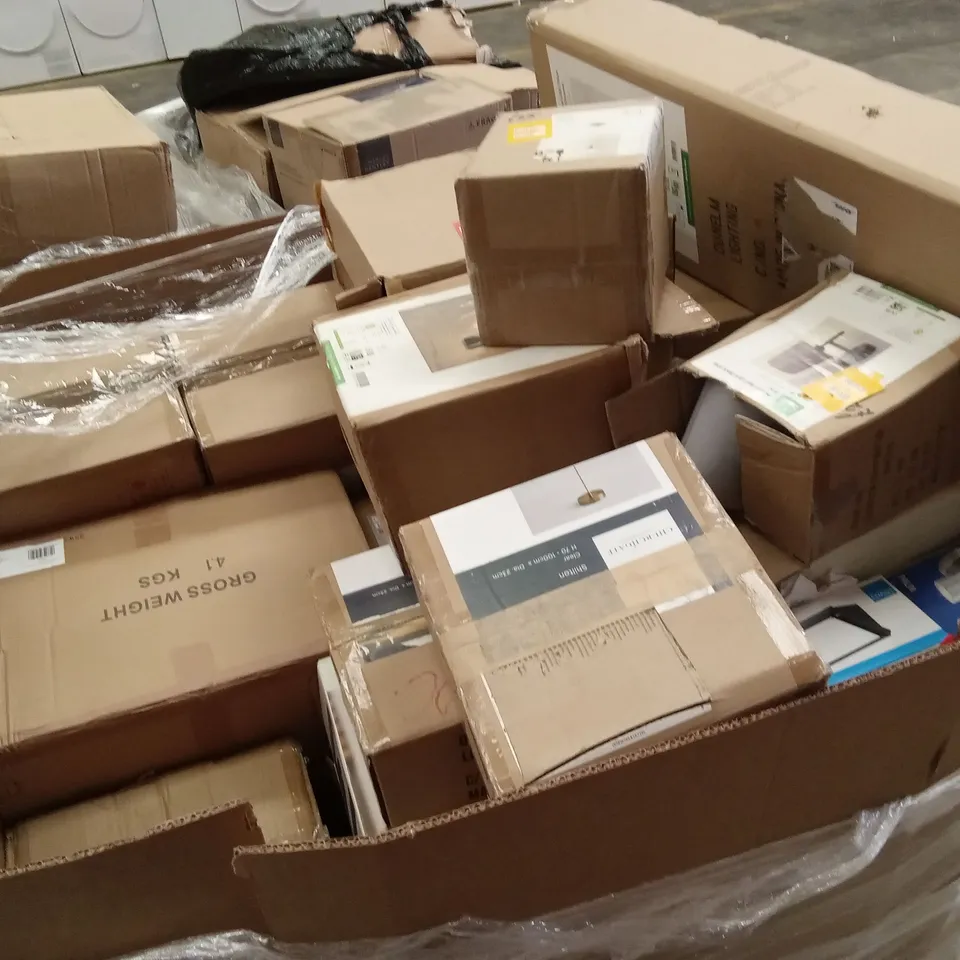 PALLET TO CONTAIN APPROXIMATELY 40 DESIGNER INDOOR LIGHTING PRODUCTS TO INCLUDE; WALL LIGHTS, CEILING LIGHTS, LAMPS ETC