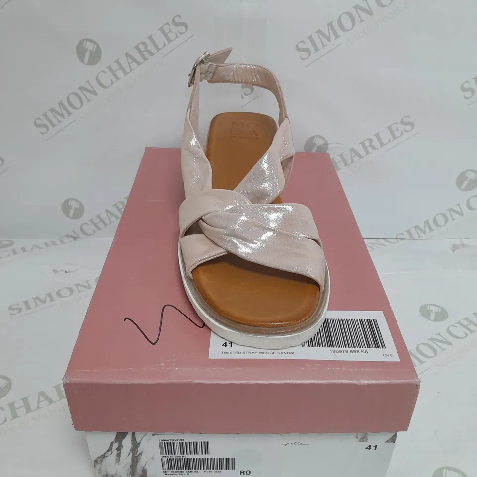 BOXED PAIR OF MODA IN PELLE OLANNA SANDALS IN ROSE GOLD METALLIC SIZE 8 